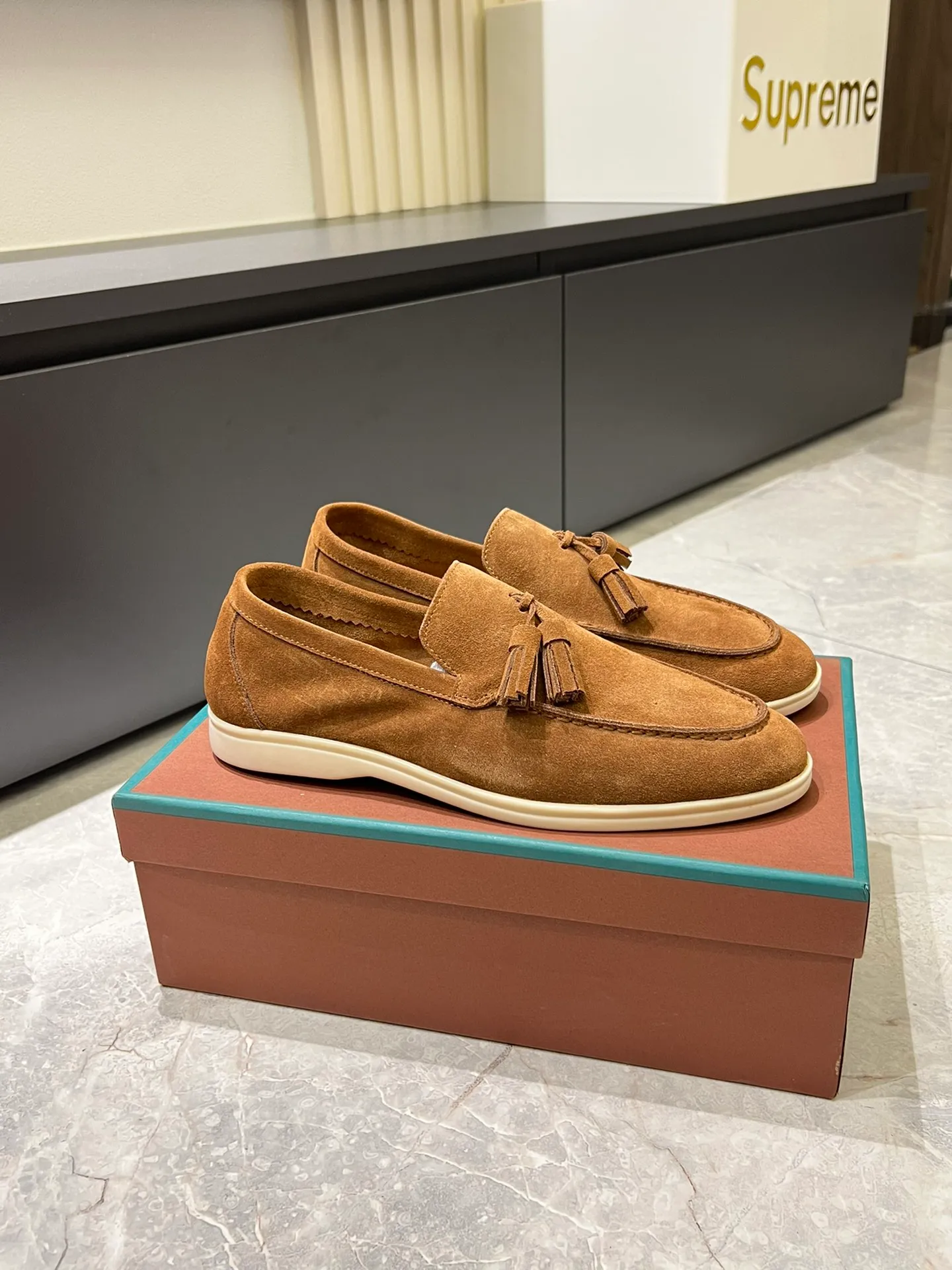 Men's shoes 💰p360 "Loro men's shoes 💰pian'*" Classic L men's shoes for couples 💰p Top version British flat loafers, a must-have item in old money style, the minimalist design is eye-catching and durable, a plus point for dressing The soft foot feel and texture are outstanding. They don’t scratch your feet and are very nice. They are matched with soft and waxy soles. They can be worn daily for a long time without getting tired. They are easy to wear, versatile and classic items, with perfect foot feel and texture! Imported cashmere fabric, the lining is made of imported A-grade water-dyed cow lining, the top version of the genuine leather midsole is sewn with pure handmade mark thread! Size: Female 35-40 (34. Customized) Male 38-44 (45.46. Customized)